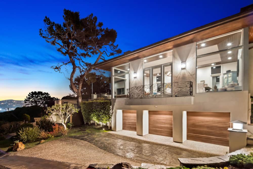 Casa de Costa Paseo exterior and private pool at dusk in La Jolla