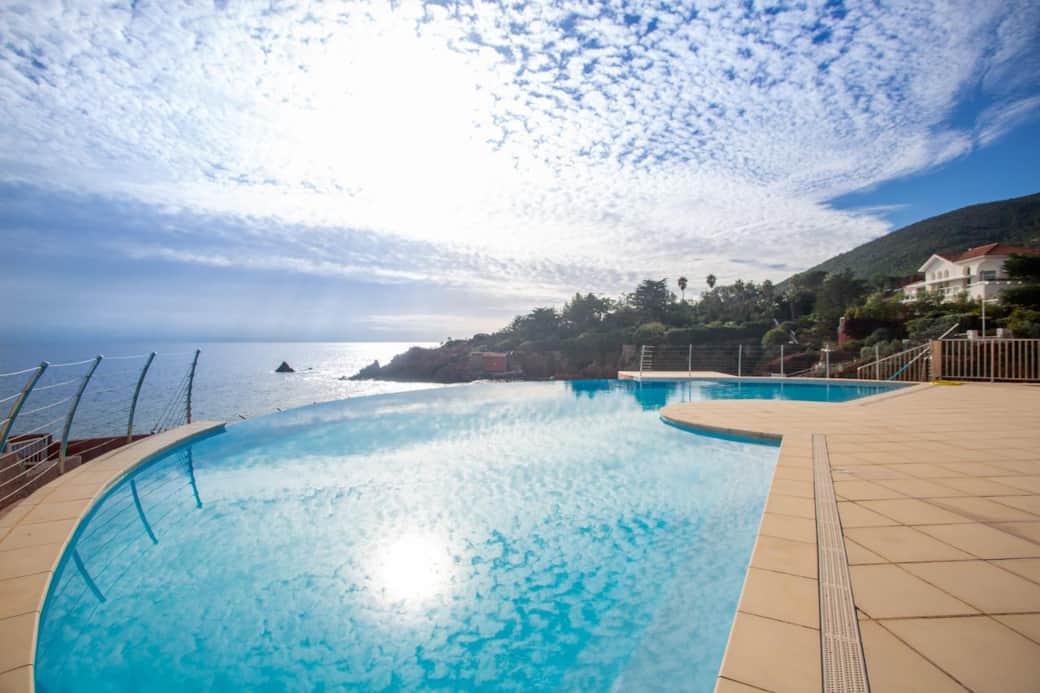 Piscine à débordement au dessus de la mer
