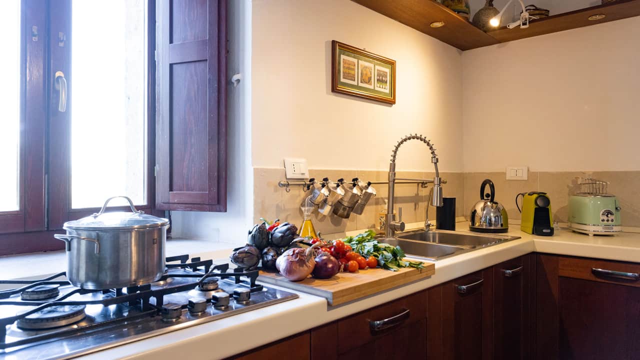 Cucina luminosa e con ampia zona lavoro, dotata di ogni accessorio ed elettrodomestici.