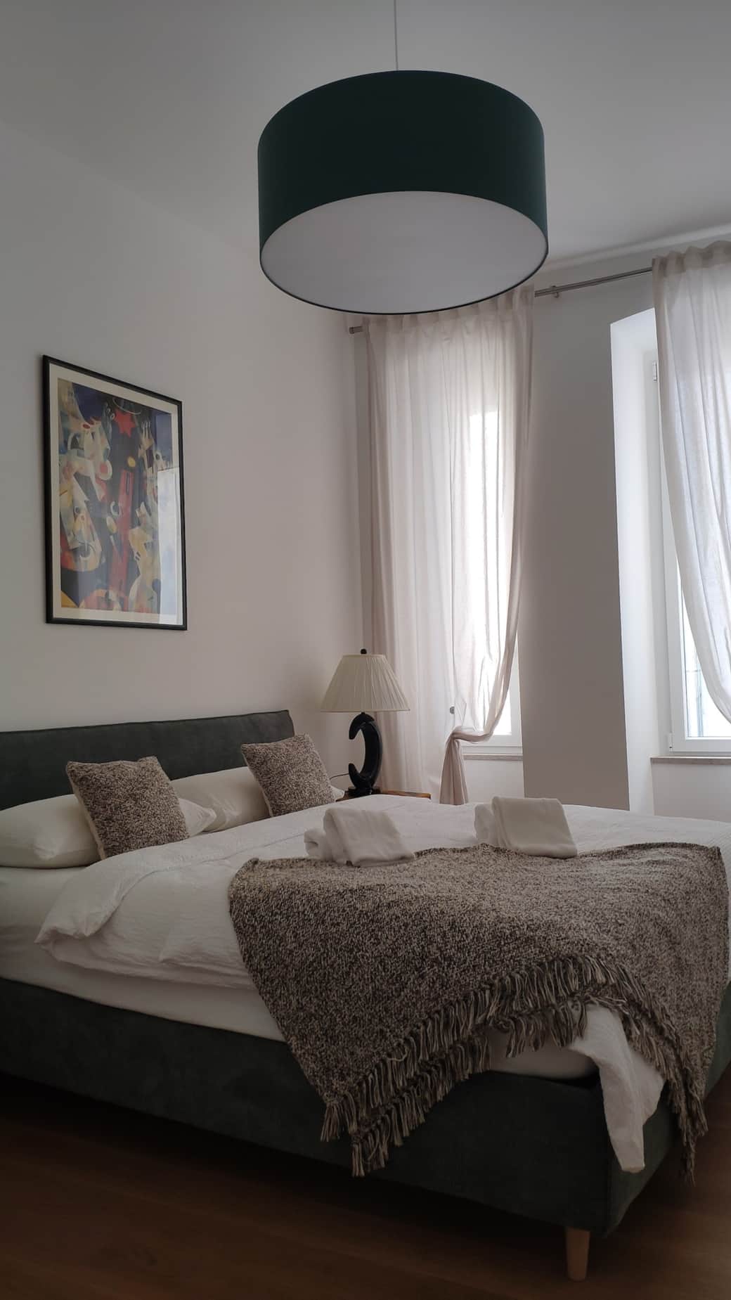 Bedroom, king-size bed