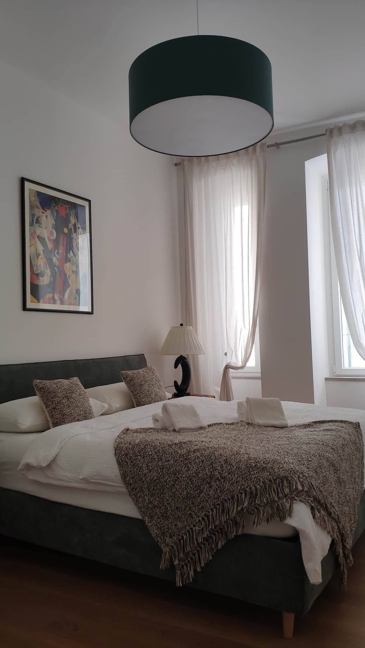 Bedroom, king-size bed