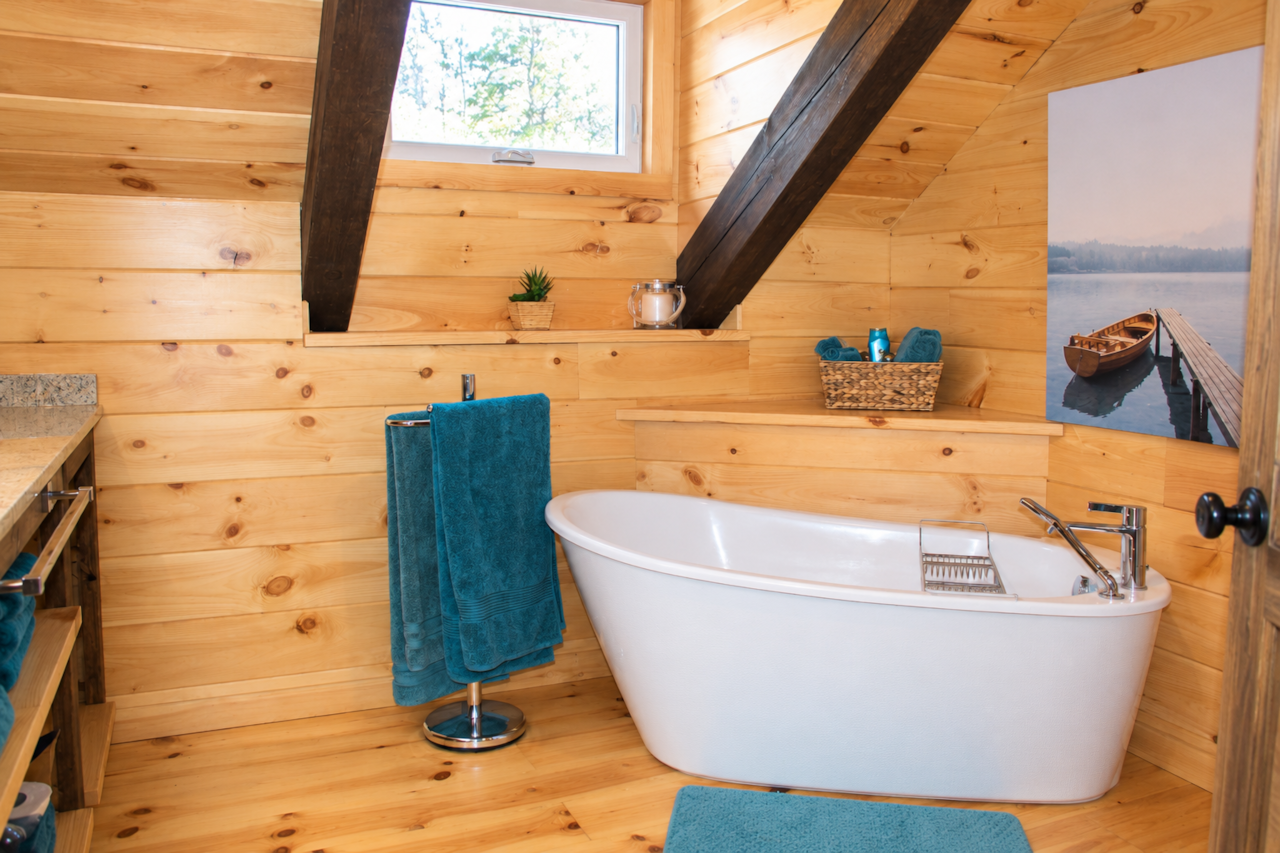 Salle de bain rustique sous les combles