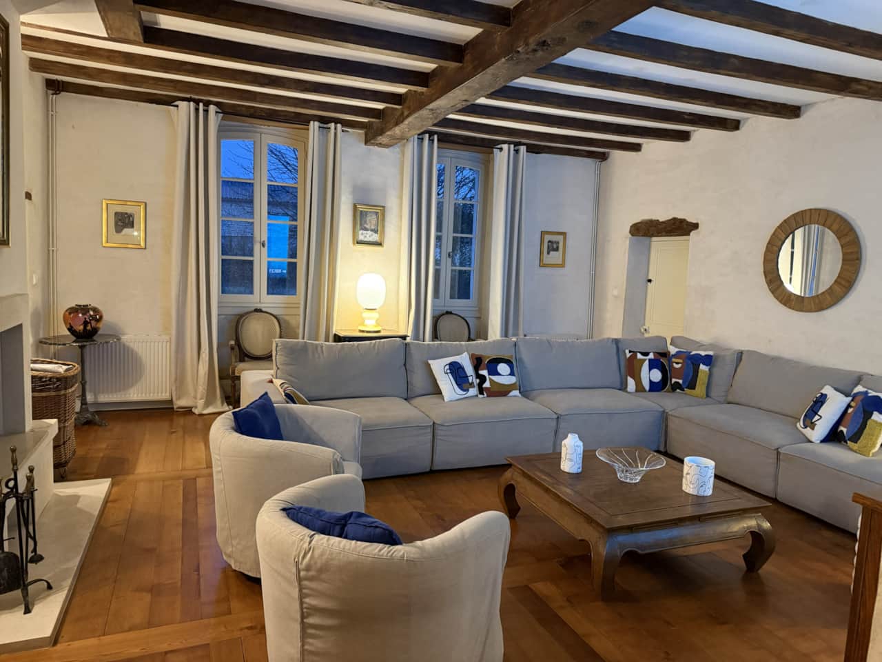 Wohnbereich mit 100-Zoll-Smart-TV  /  Heimkino und Kamin
