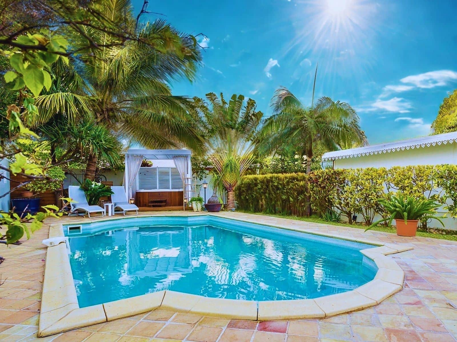 Piscine, jacuzzi privatif et jardin de la villa bord de mer La Varangue à l'Etang Salé les Bains - Les Villas Emmanuel
