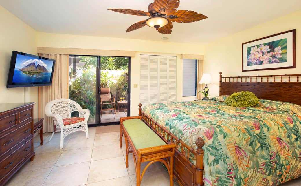 Bedroom with tv, king size bed and courtyard, Maui Kamaole G105