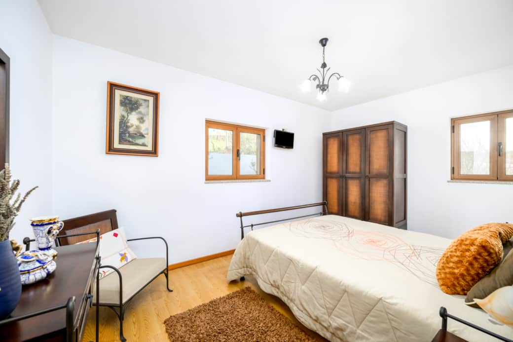 Quarto com luz natural e vista para a natureza.