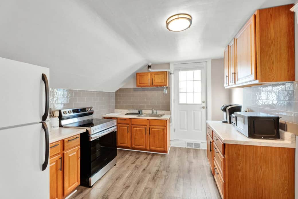 Fully equipped kitchen (Keurig, Airfryer, blenders, spices, cooking spray, cookware, bakeware, mixing bowls, storage containers, plenty of plates/bowls/glasses, etc). Extra paper towels, dish soap, and trash bags are in cupboards below the sink.