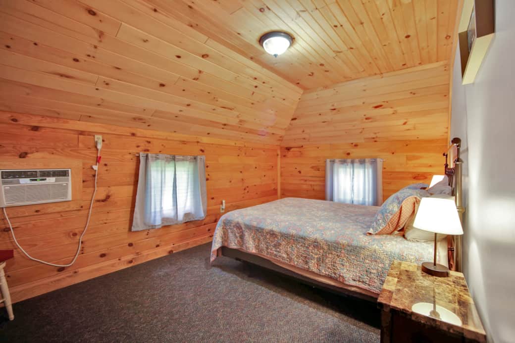 Bedroom 2- Queen bed