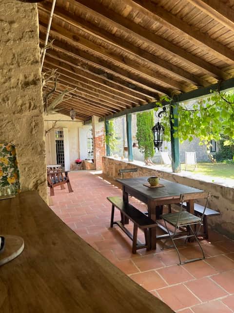 Private Terrasse mit Esstisch und Sitzecke Private Terrasse mit Esstisch und Sitzecke