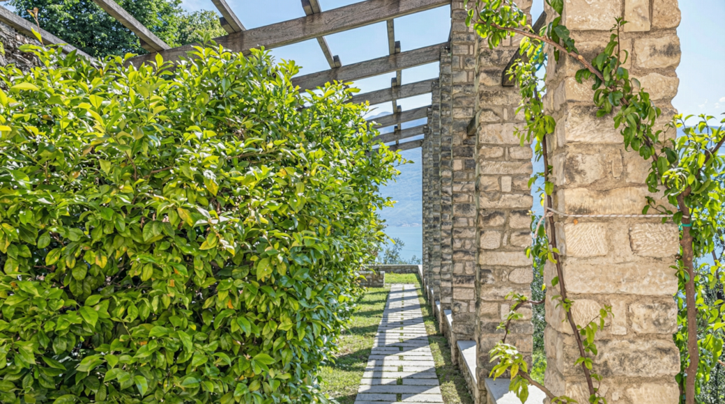 Das Zitronenhaus, dessen charakteristische Architektur den Gardasee einrahmt