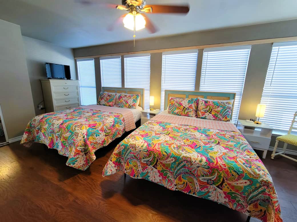 Twin queens ensure you have plenty of sleeping options for your group.