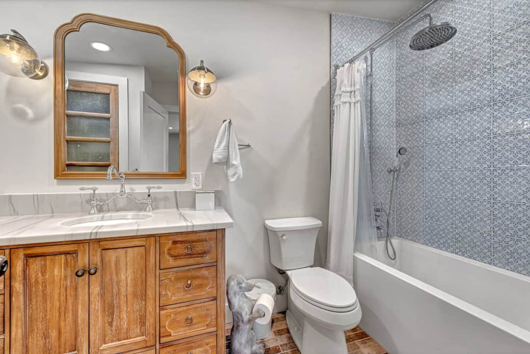 Queen Suite Connected Bath