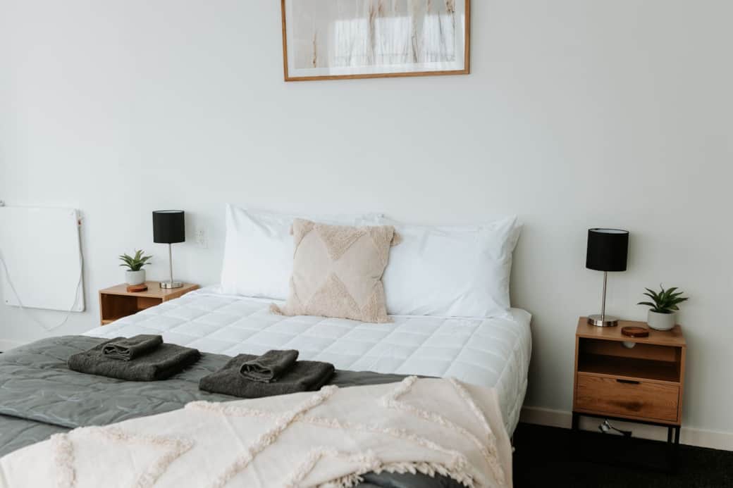 Bedroom 2 - beautiful sunny room with a queen sized bed Bedroom 2 - beautiful sunny room with a queen sized bed