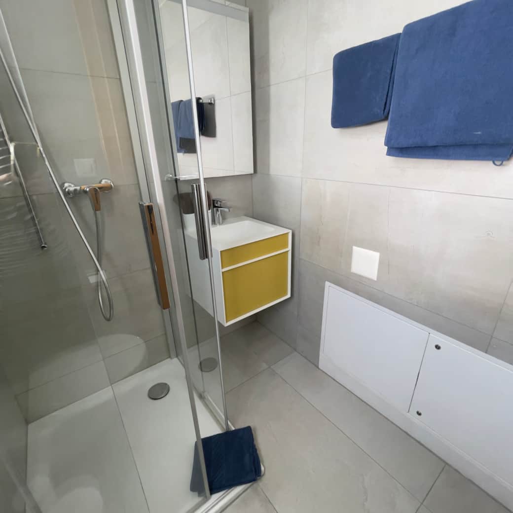 Badezimmer mit Dusche