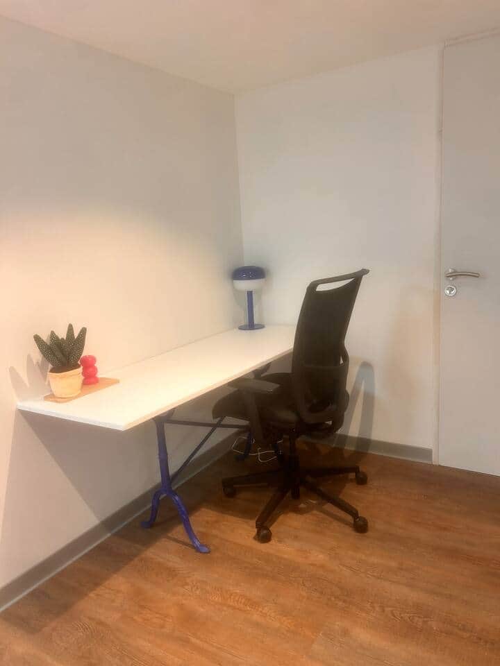 L'espace travail avec accès wifi très rapide se situe dans la chambre 1, vous pourrez utiliser une chaise de bureau spéccifique, très confortable, idéale pour le télétravail.