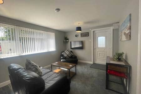 Lounge with dining area for 2