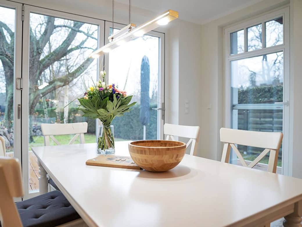 Esstisch mit Schiebetür in den Garten