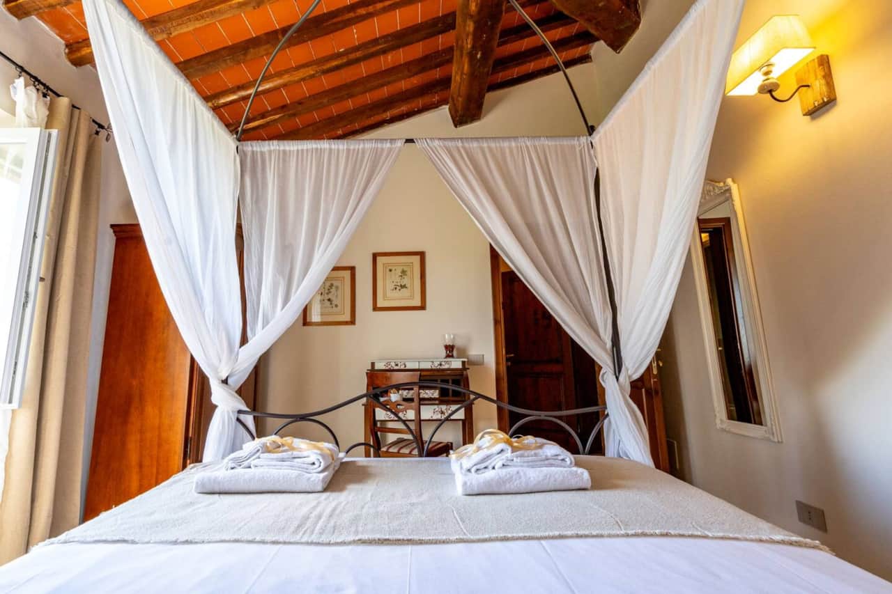 Ginestra room, with confortable and romantic double bed