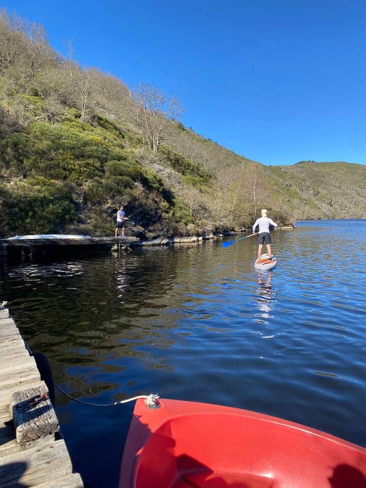 Accès au Lac de Lanau depuis le ponton du Gîte, avec à disposition 1 paddle et 3 Kayaks