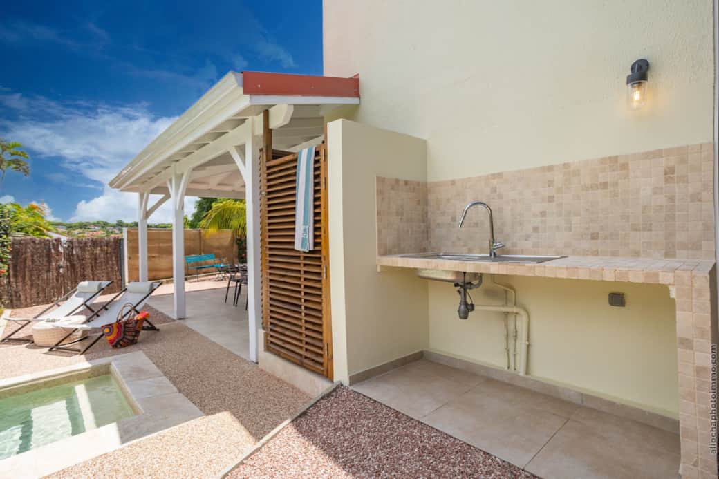 Vivons dehors, une magnifique douche extérieurs  et une belle cuisine extérieure, plus de confor