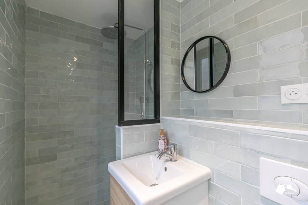 Salle de bain avec douche