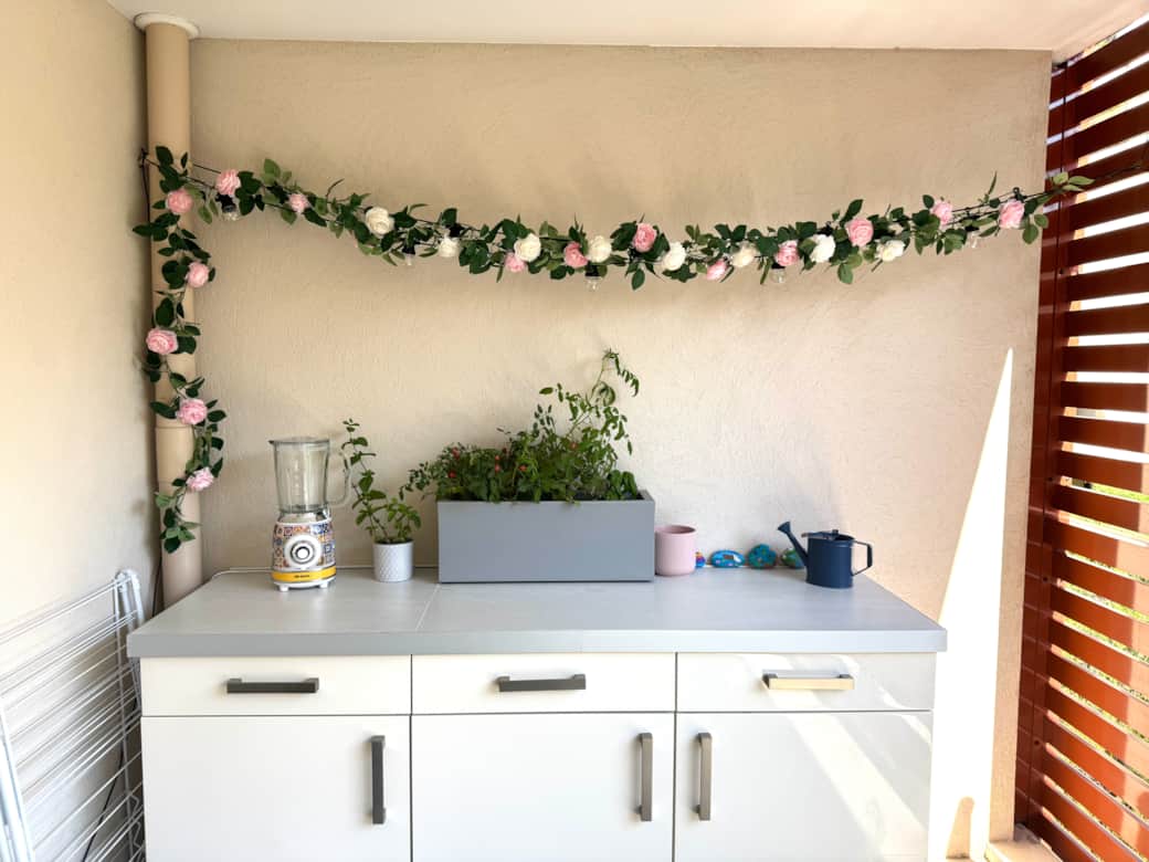 Outdoor bar with smoothie machine for icy, refreshing drinks