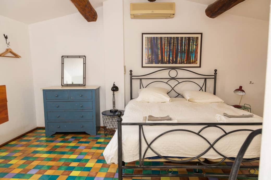 Room 3: «Disco Suite» | A spacious king bedroom with AC and en-suite located in the west wing.