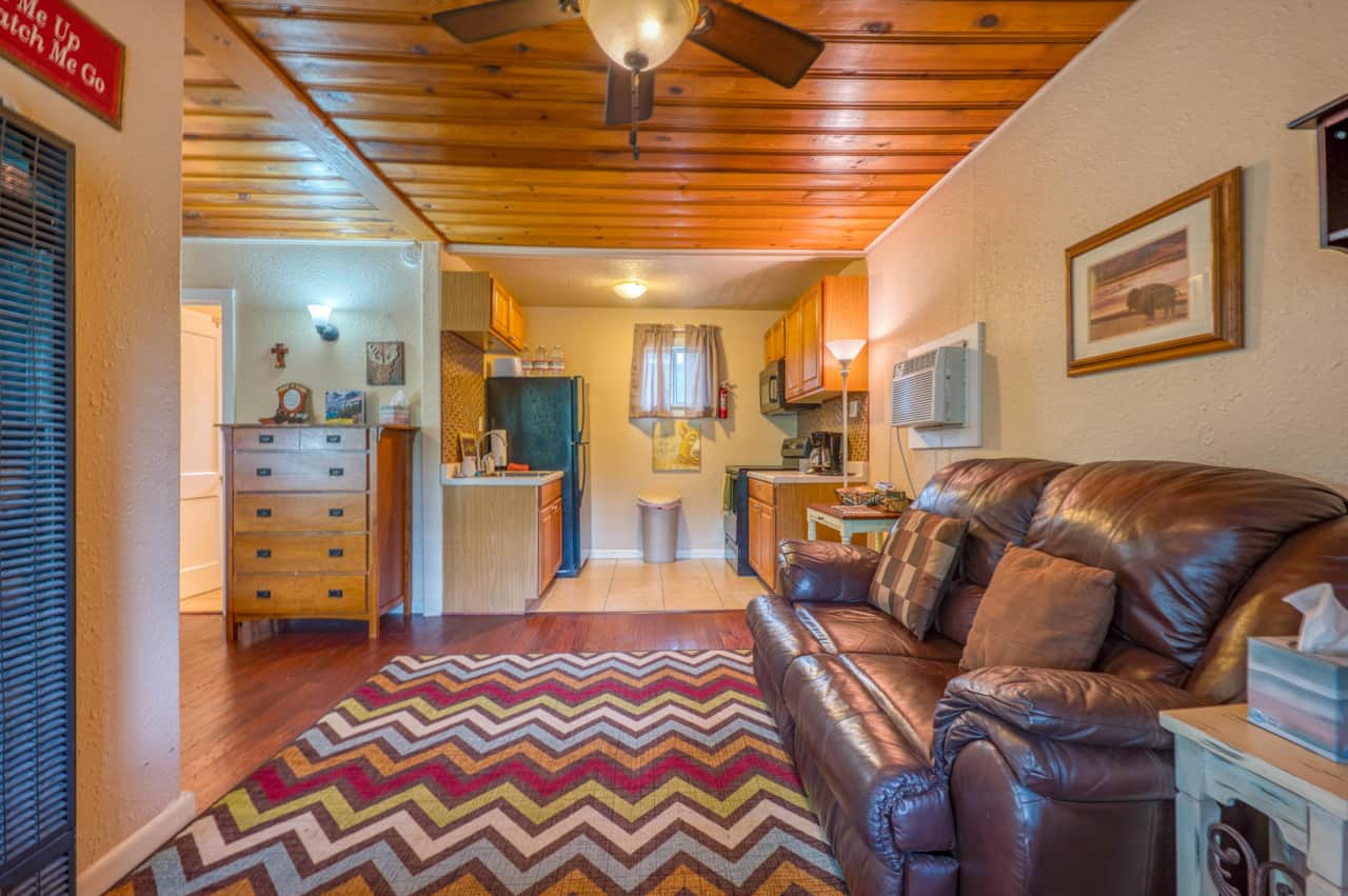 2 comfy couch and full kitchen