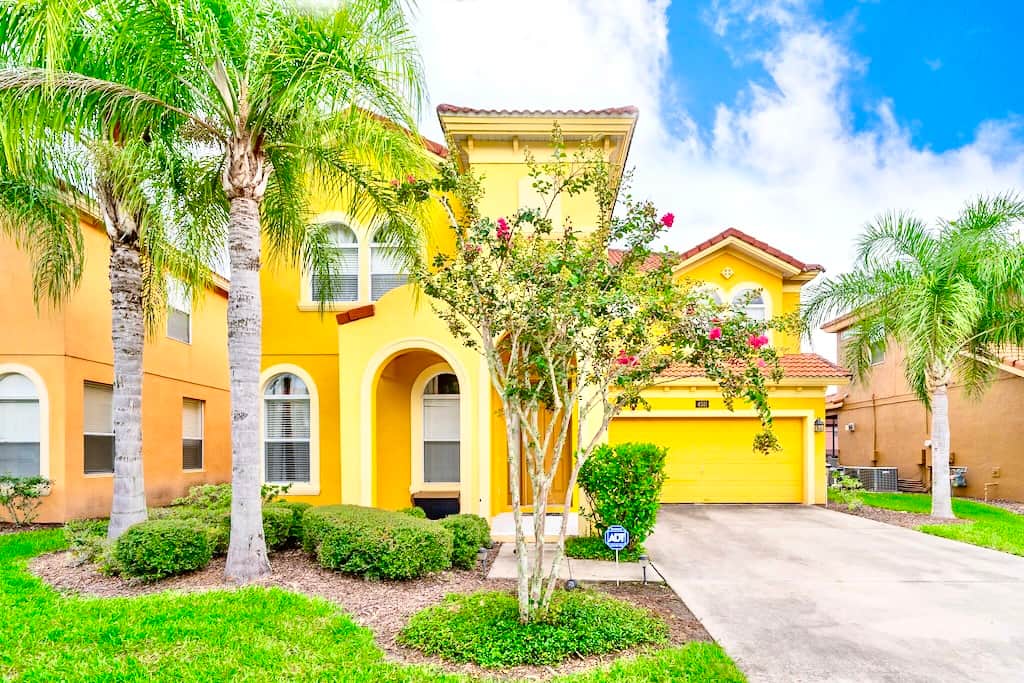 Beautifully presented 6 bed, 6 bath villa