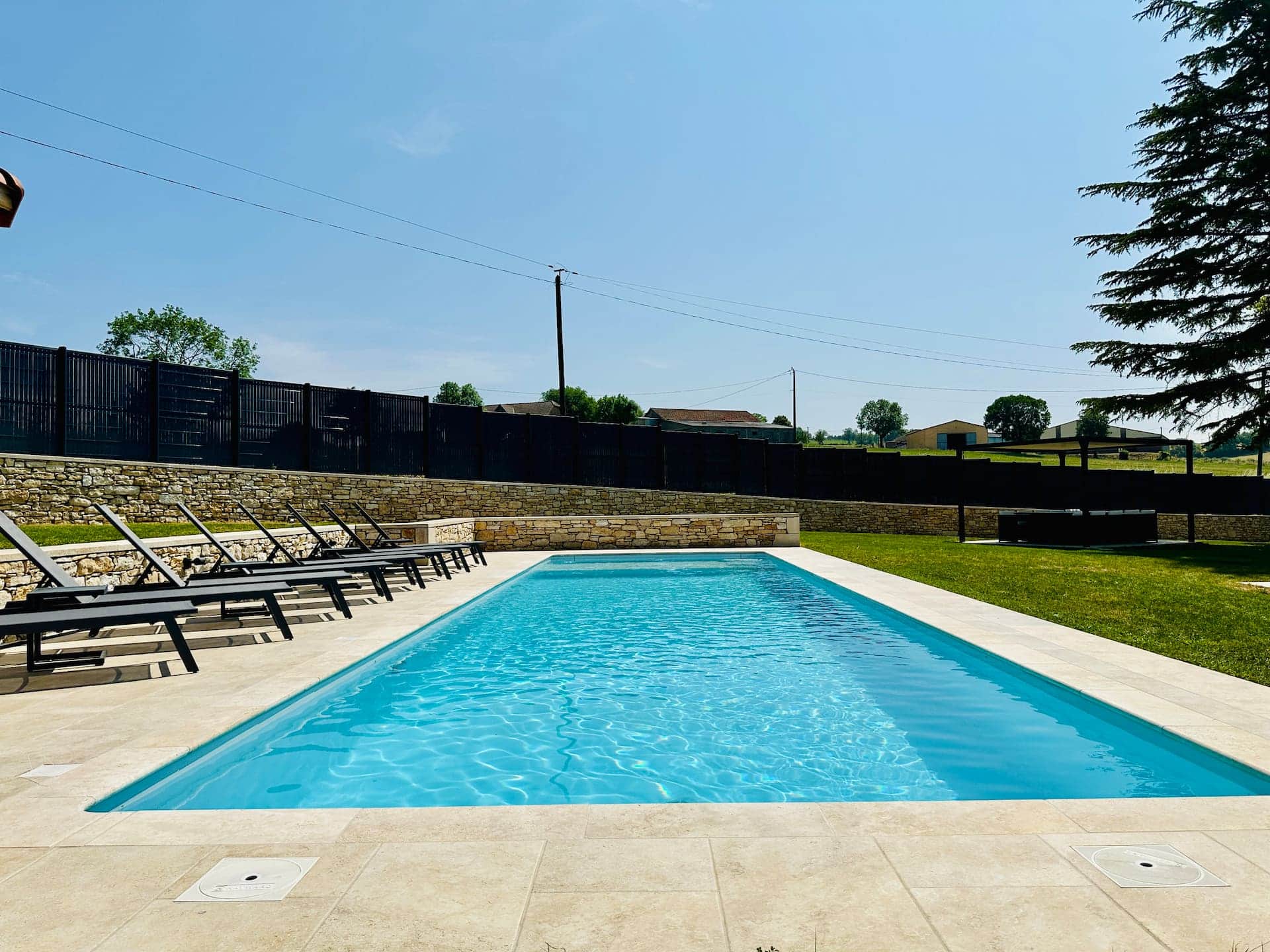 Pool und Garten der Bastide du Causse