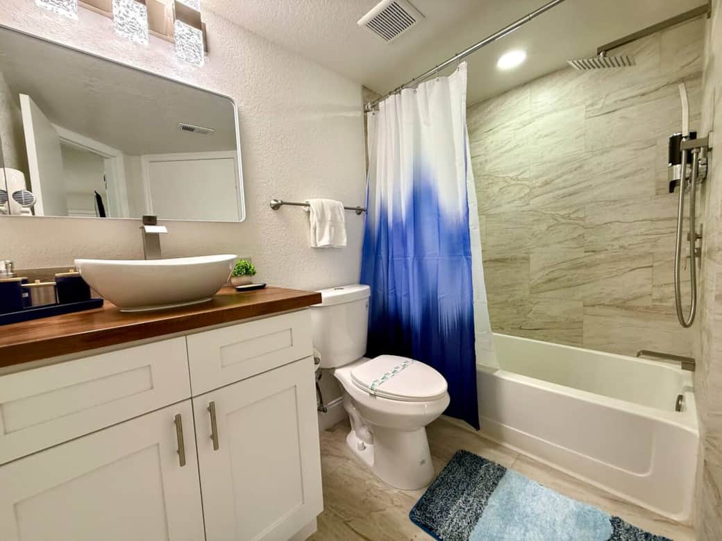 Fully equipped master bathroom (premium towels and 100% vegan shampoo, conditioner & body wash)
Fully equipped master bathroom (premium towels and 100% vegan shampoo, conditioner & body wash)