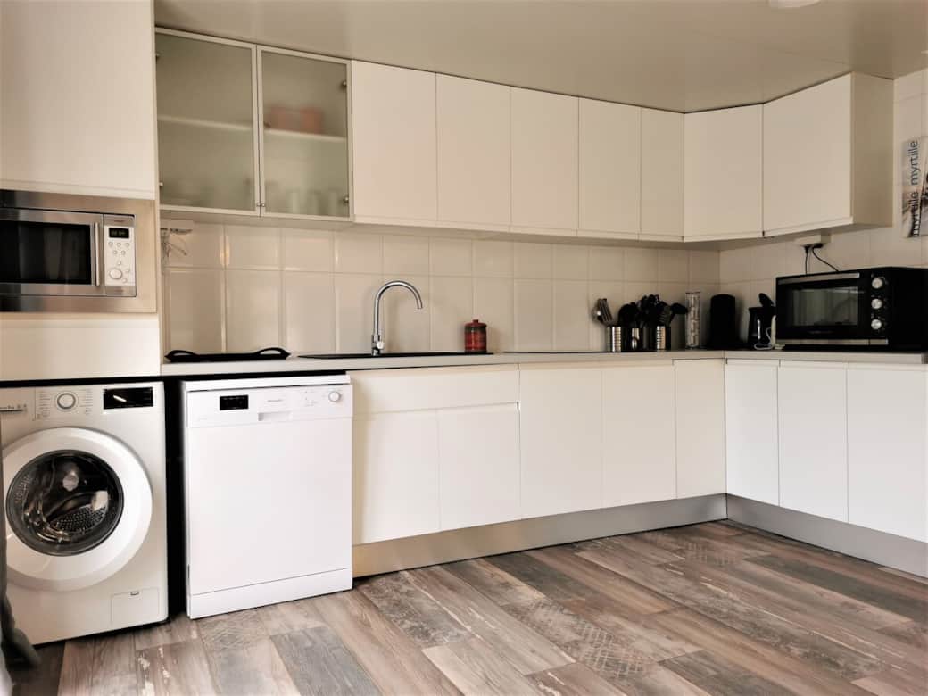 Cuisine toute équipée avec lave vaisselle, lave linge, Four micro-onde et four traditionnel.