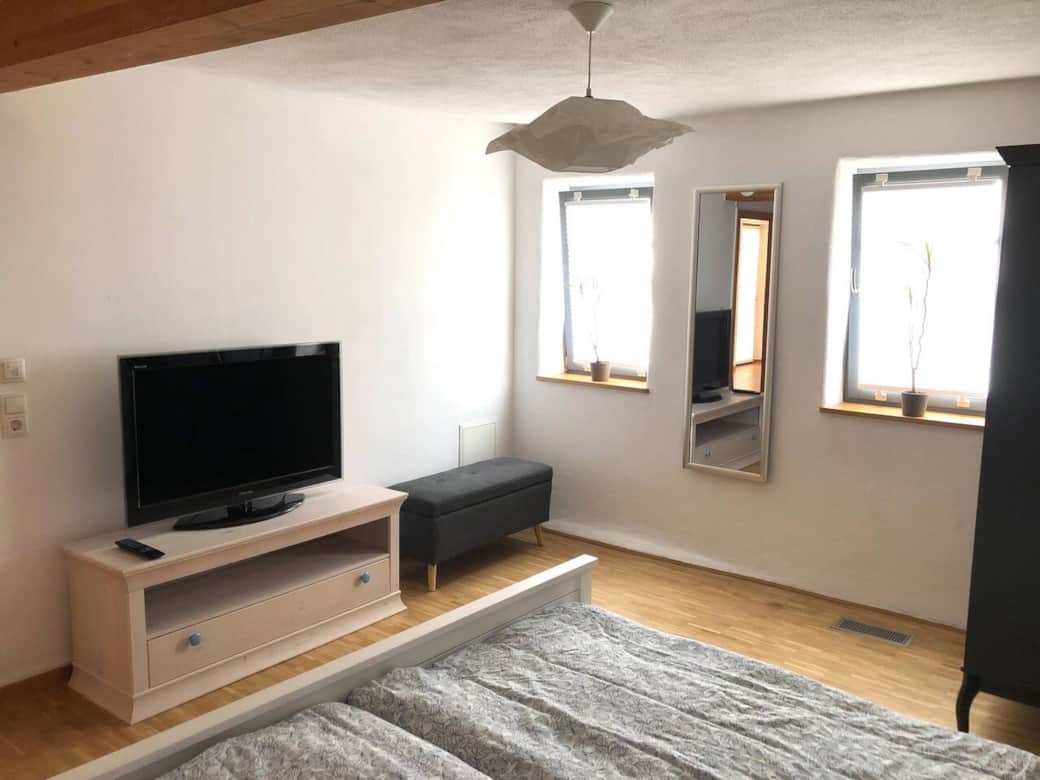 Barrierefreies Schlafzimmer mit Schrank und TV.