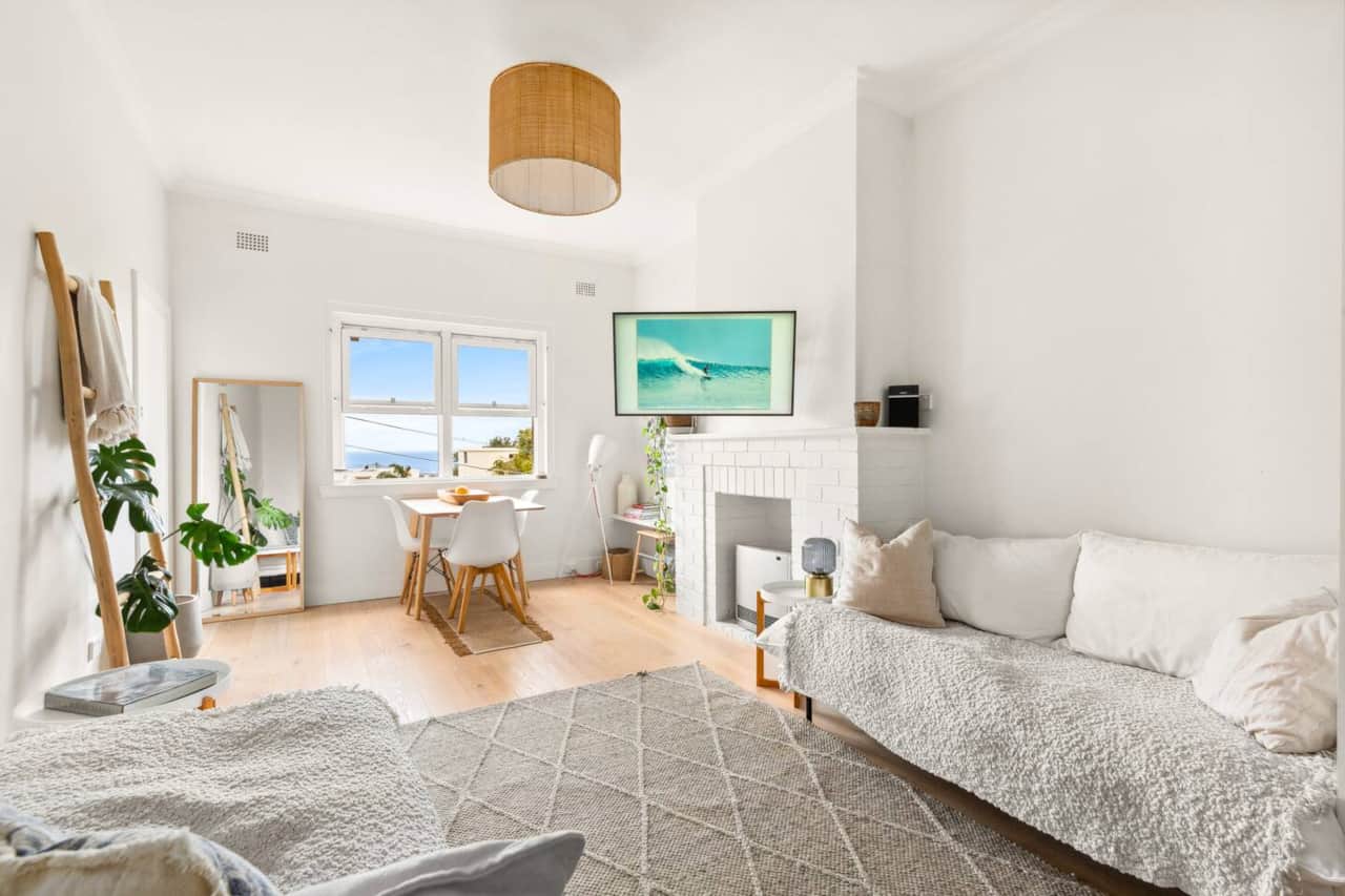 Spacious living room, couch & dining table

You can see the sea from the windows, views!

 4k smart tv : Netflix, Disney +,  amazon prime, Stan , binge, Apple TV

#Tamarama #Bondi Beach #bronte  #coogee #bondi  #views #sea #beach #bondi junction