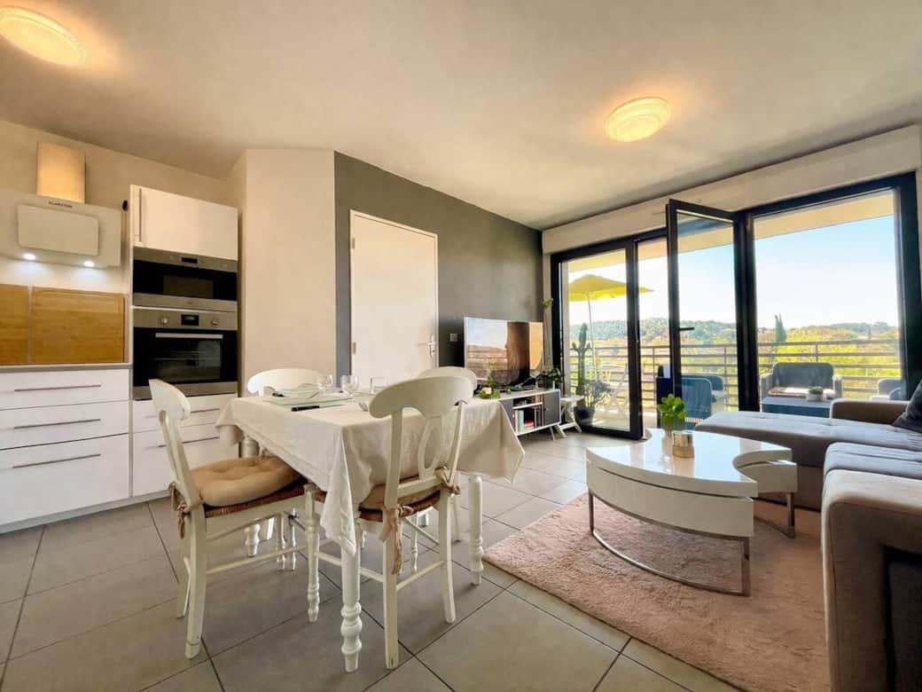 salon, salle à manger, table à manger, cuisine, télévision, terrasse