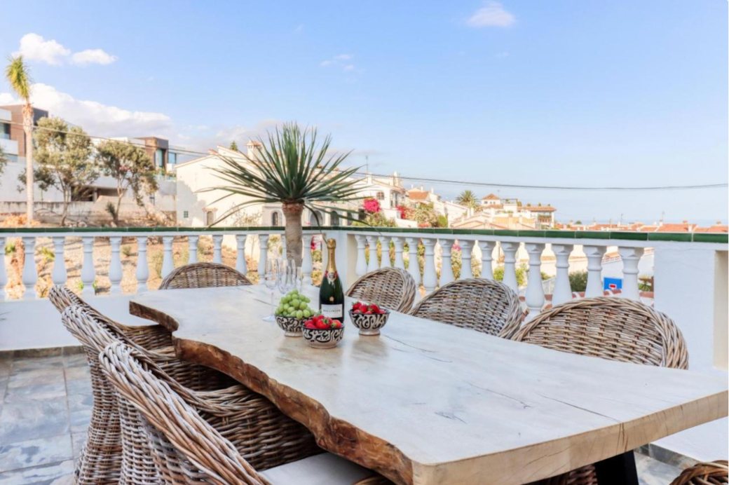 Zona de comedor en la terraza este