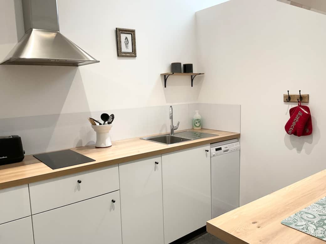 cuisine avec micro-ondes, bouilloire, cafetière , grill pain , lave-vaisselle cuisine avec micro-ondes, bouilloire, cafetière , grill pain , lave-vaisselle
