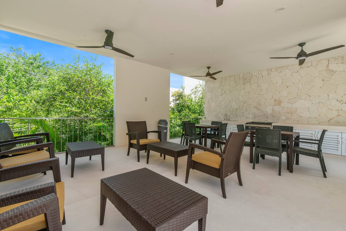 Enhance your poolside experience! Relax in our lounge area by the pool, complete with a convenient BBQ grill—perfect for cooking up delicious treats while you take a refreshing dip. Enjoy the ultimate mix of relaxation and culinary pleasure.