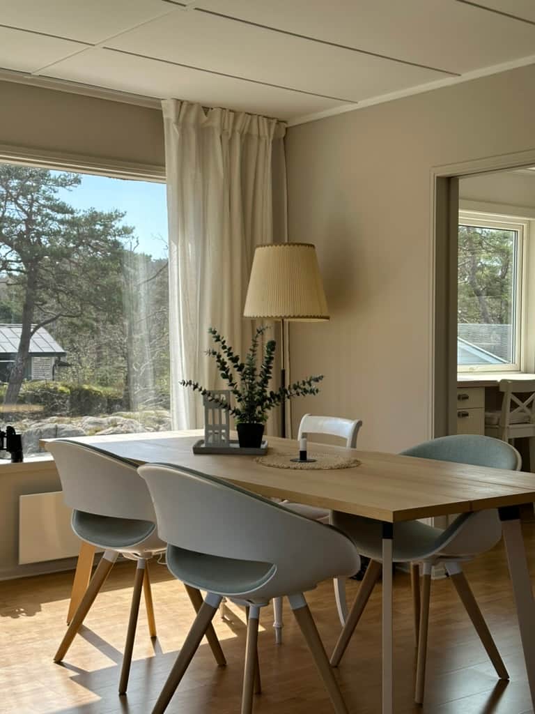 Spisebord ved vinduet i Nystua, Kilsund