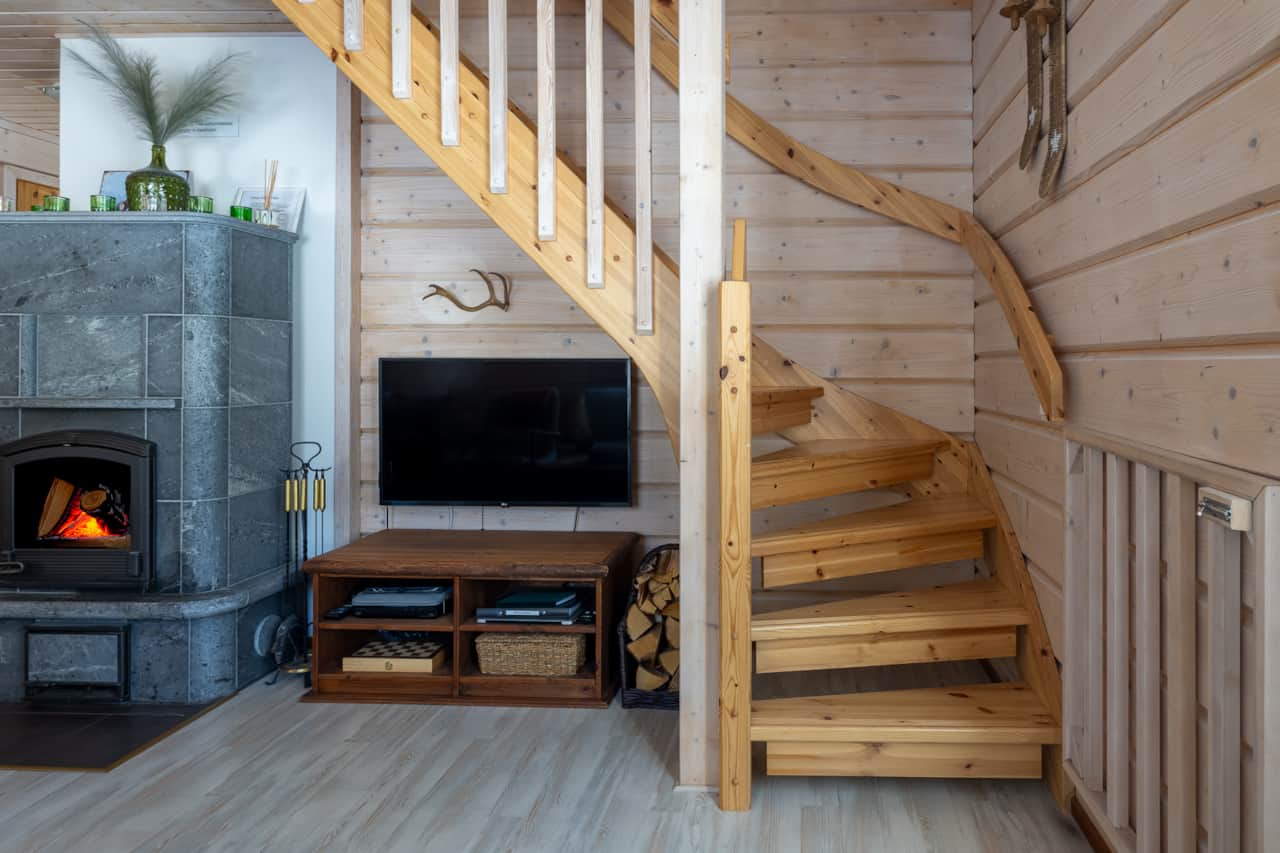 TV y escalera
