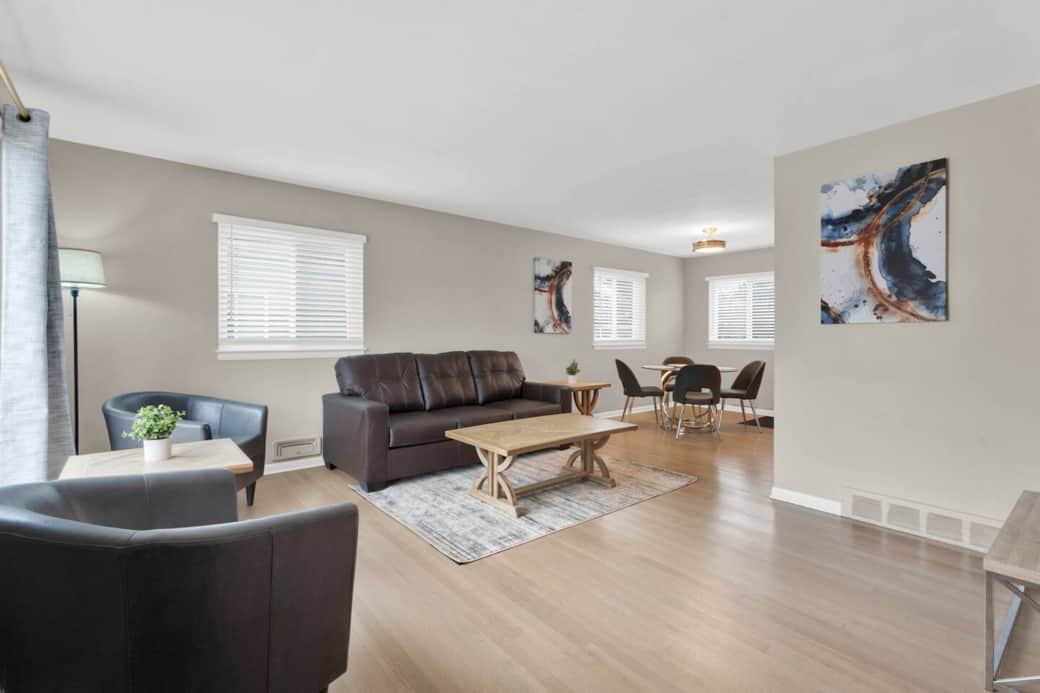 • Smart TV
• Comfortable Seating
• Spacious
⟬main level⟭