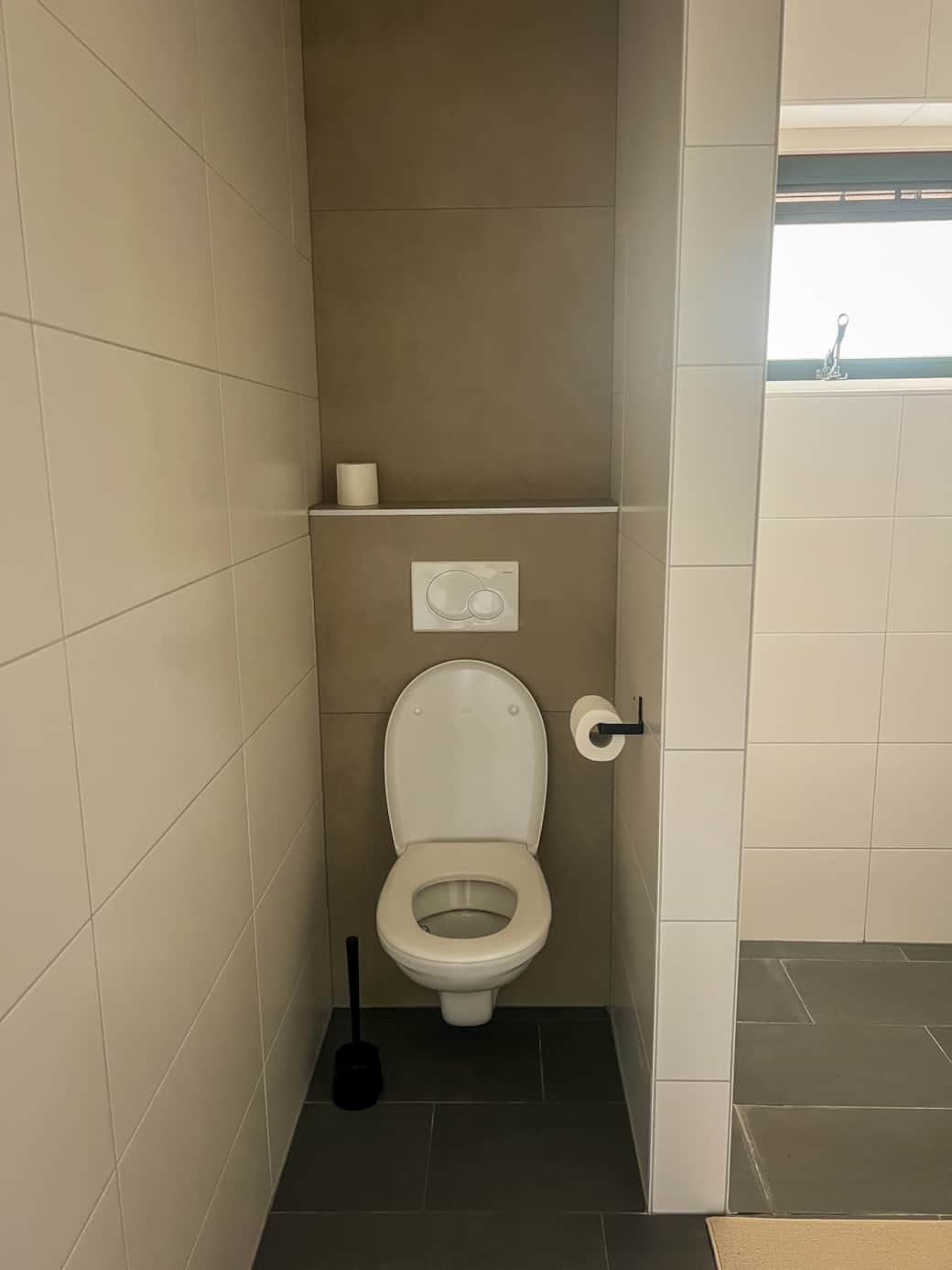 Prive badkamer met toilet, douche en wasbak. Prive badkamer met toilet, douche en wasbak.