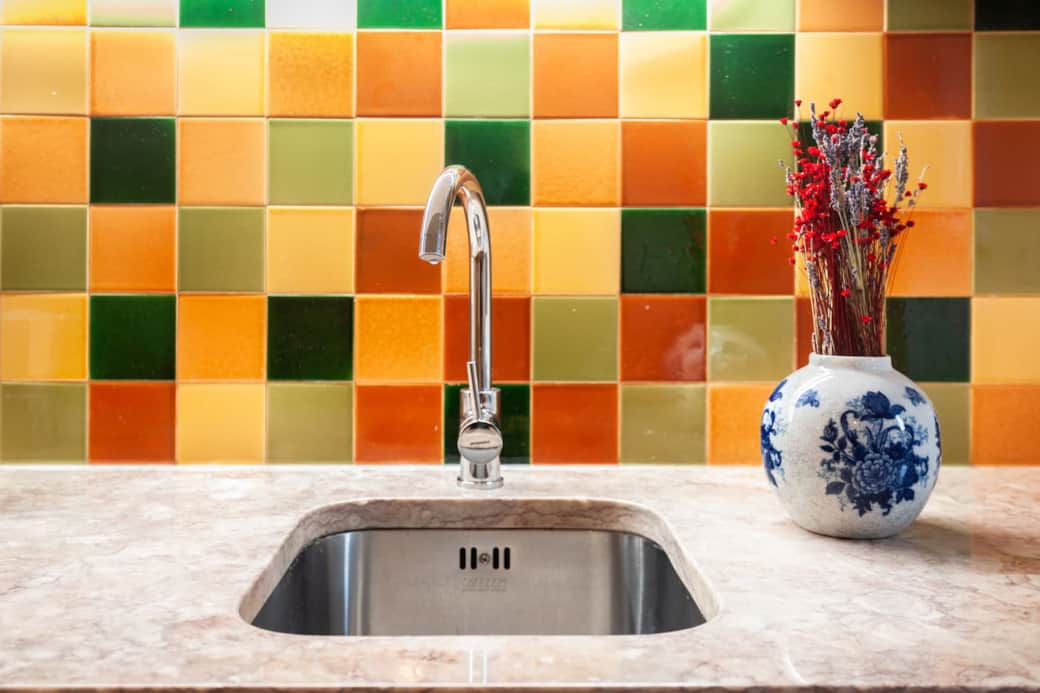 Hand painted tiles from an artisan studio in Azeitão decorate the back wall of the kitchen.