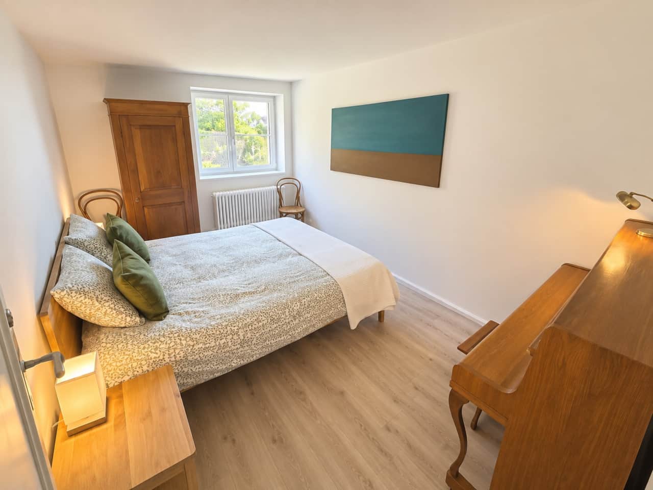 Chambre nord avec lit (160x200cm) et piano