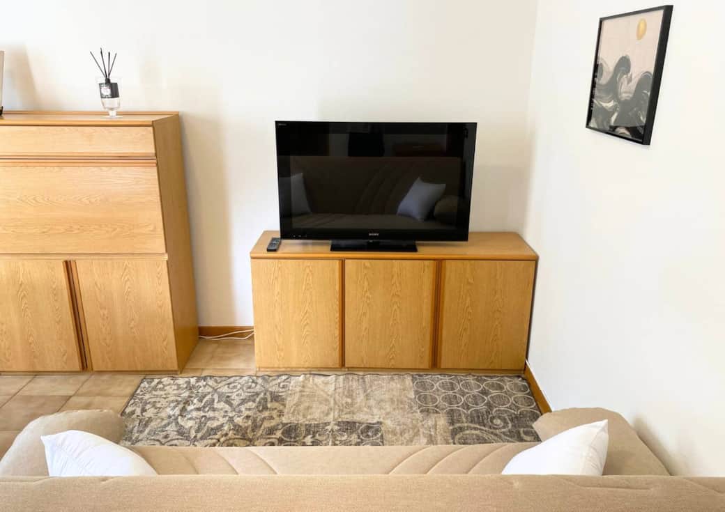 Bellissimo soggiorno dotato di ogni comfort, con divano letto, tv e tavolo da pranzo. Accesso diretto al balcone