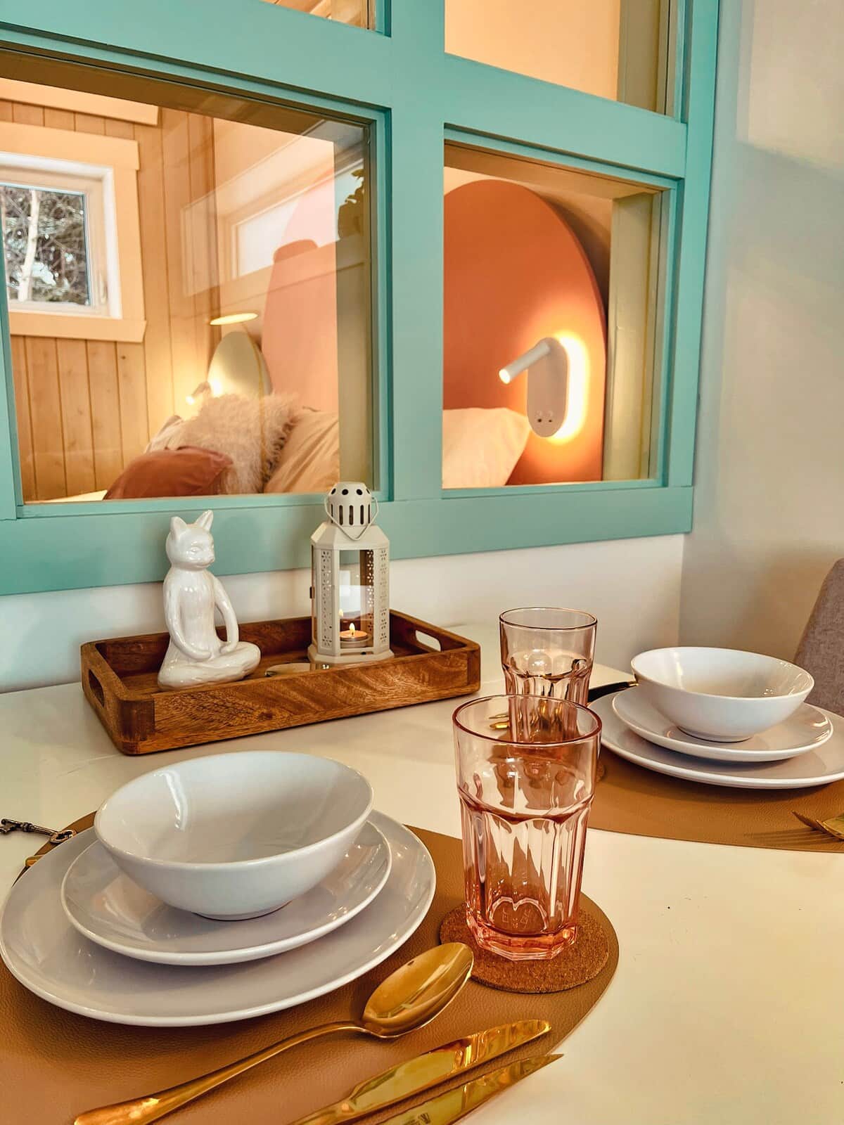 Charming table, everything to cook, and a stunning St. Lawrence view—pure joy!