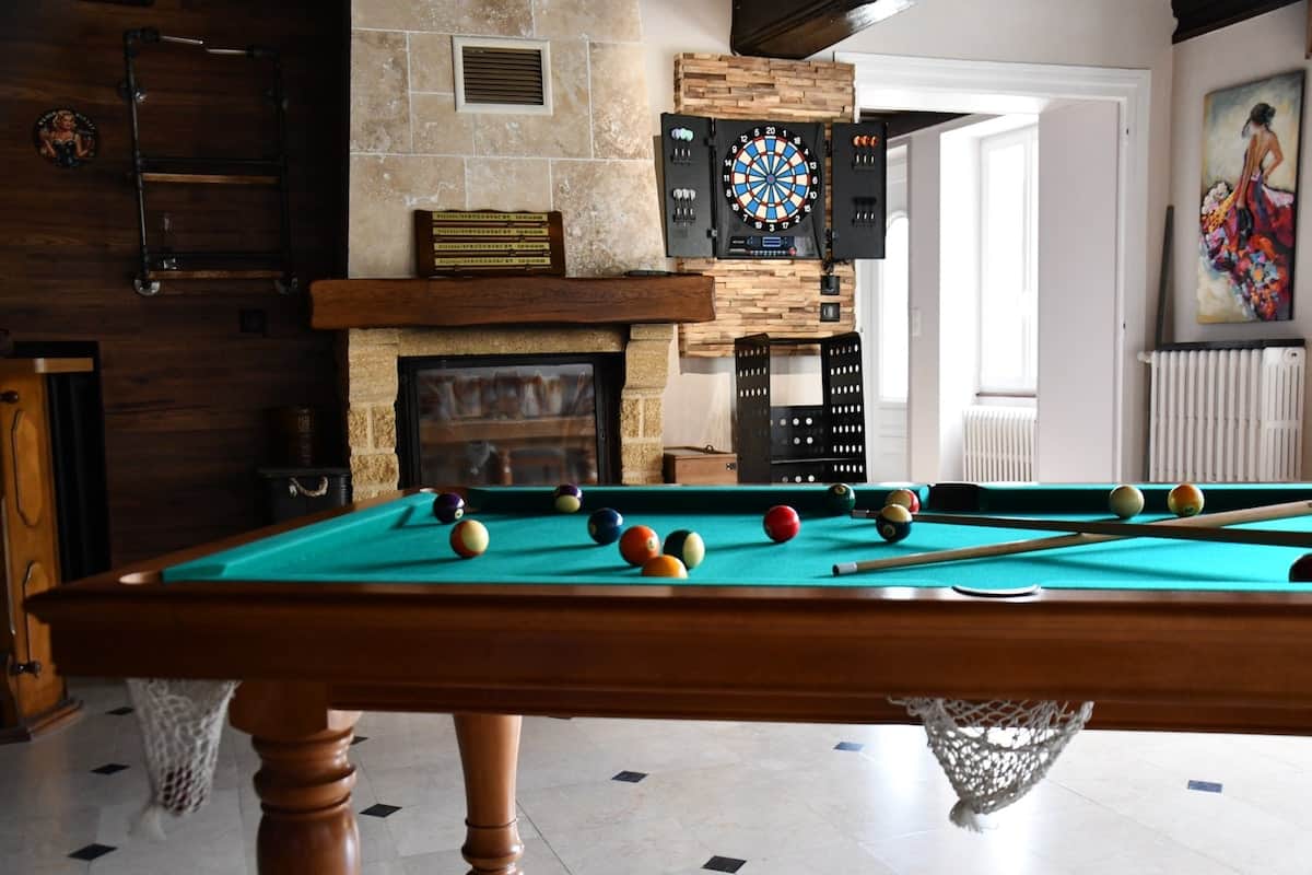 Défiez vos proches sur notre billard professionnel au coin du feu.