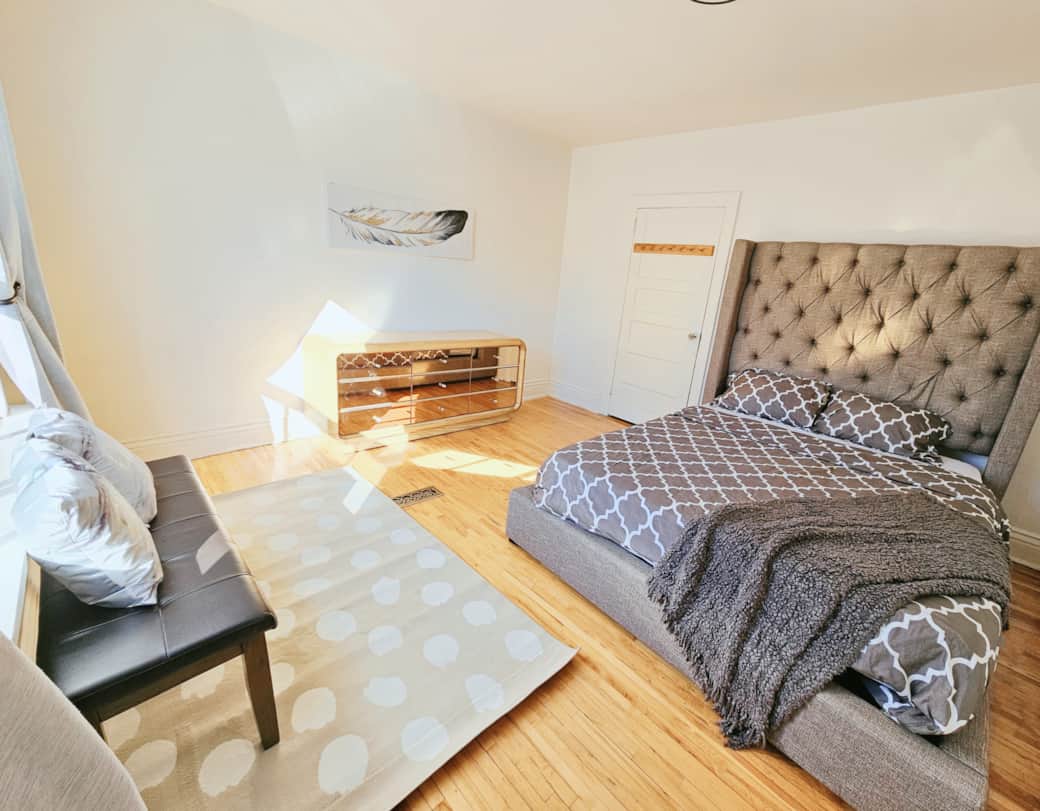 Master Bedroom - Queen Bed Master Bedroom - Queen Bed