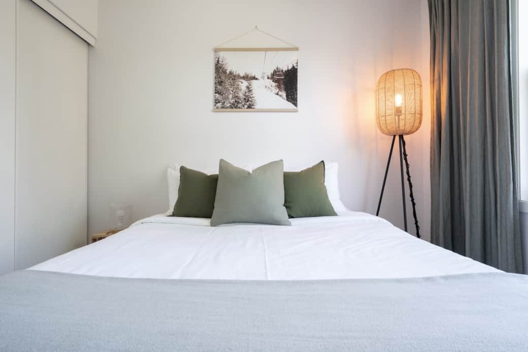 Chambre 1 - Grand lit (au 2e étage/mezzanine). Bedroom 2 - Queen Bed (on the 2nd floor/mezzanine).