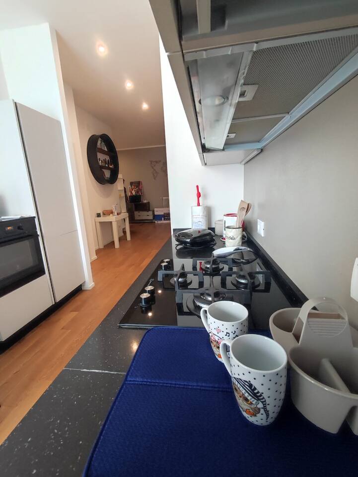 Cucina completa con fornelli e forno